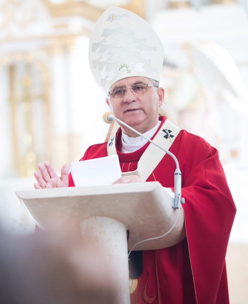 SLOVO ARCIBISKUPA KŇAZOM A VERIACIM